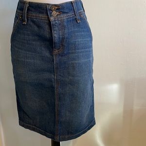 Old Navy dark blue jean straight skirt pockets front and back perfect condition